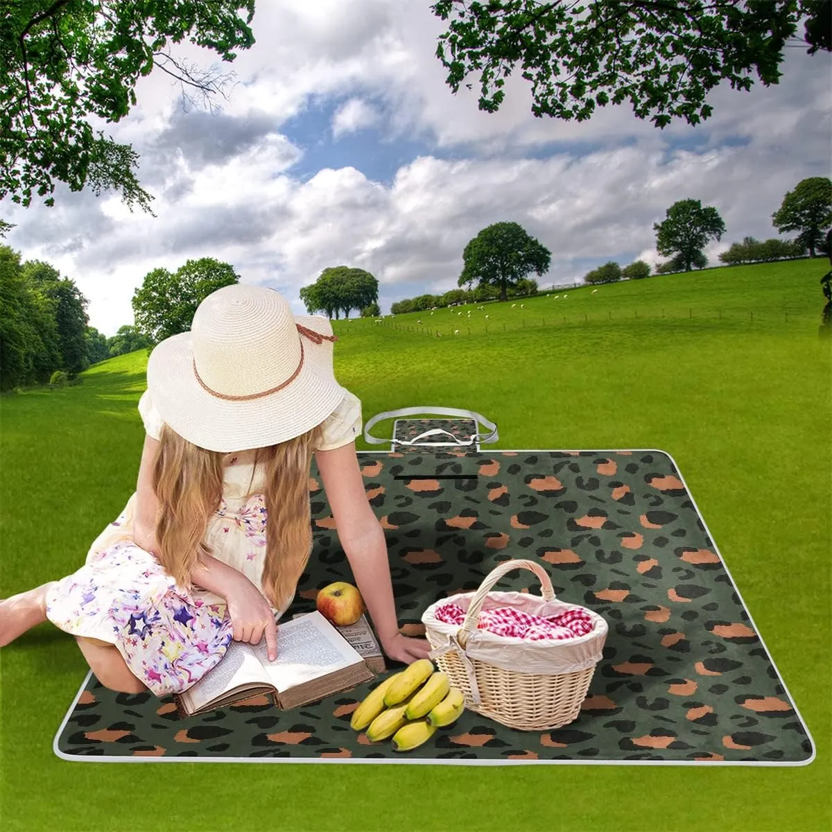 MNSRUU Picnic Blanket Waterproof Foldable, Animal Leopard Print Large Outdoor Picnic Blanket Beach Blankets Camping Blanket Travel Mat, Shoulder Strap Tote, Rectangle 57x59in